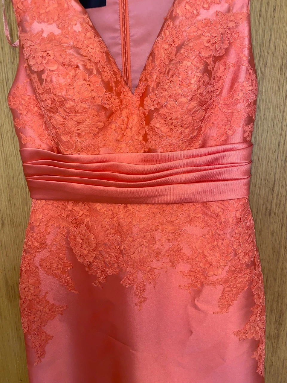 robe longue de cérémonie de mariage avec manteau couleur corail de la marque Pronovias – photo 8